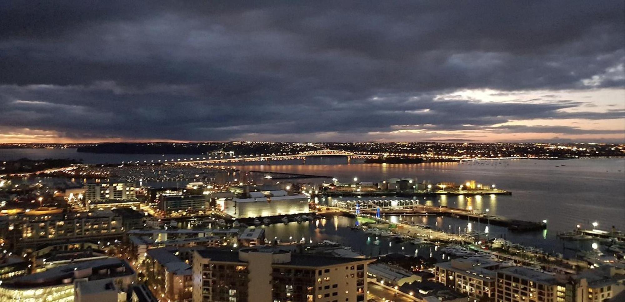 Magnificent Harbour View Skytower View Apartment In Cbd Auckland Exterior photo